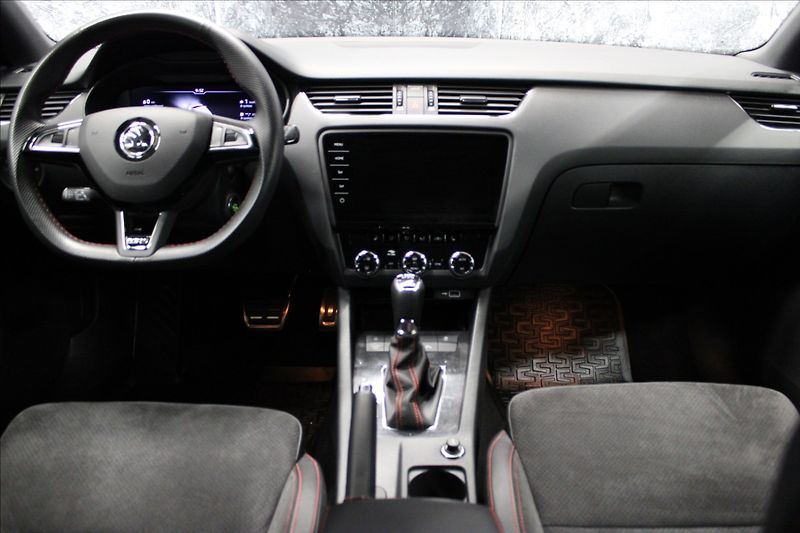 Škoda Octavia 2,0 TDI RS DSG 4x4 virtual pan - fotka 28 z 33