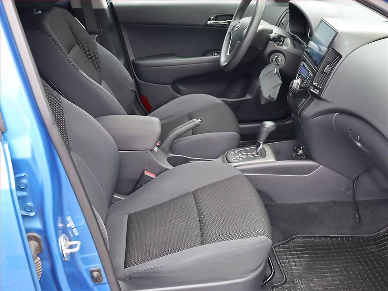 Hyundai i30 (2010) 1.6 MPI, Automat, Serv.kniha - fotka 9 z 18