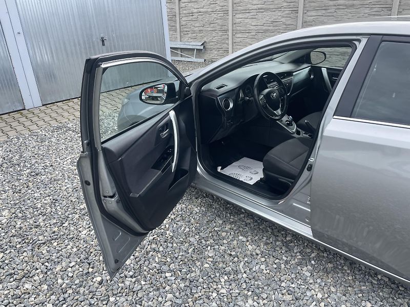 Toyota Auris 1.8i 16v HYBRID AUT SERVIS TOP - fotka 83 z 172