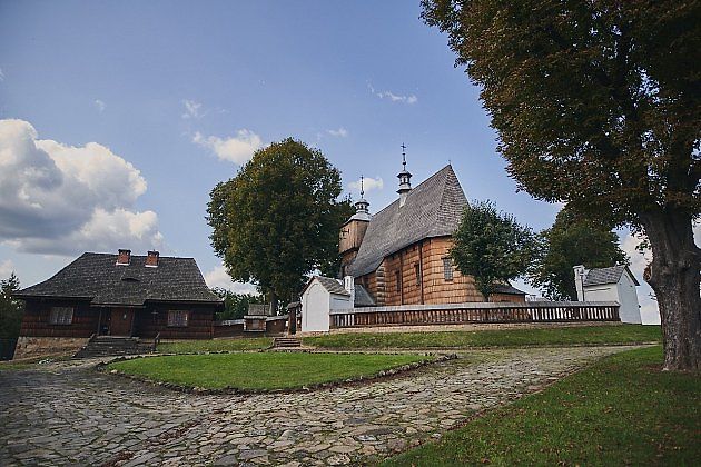 Polské dřevěné kostelíky vlastní stellplatz nemají, přenocovat na jejich parkovišti však obvykle můžete., zdroj: Foto: Blizne.przemyska.pl