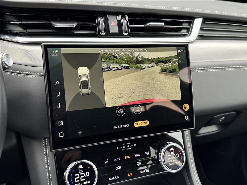 Jaguar F-Pace 3,0 P400 R-Dynamic SE AWD AT - fotka 26 z 31