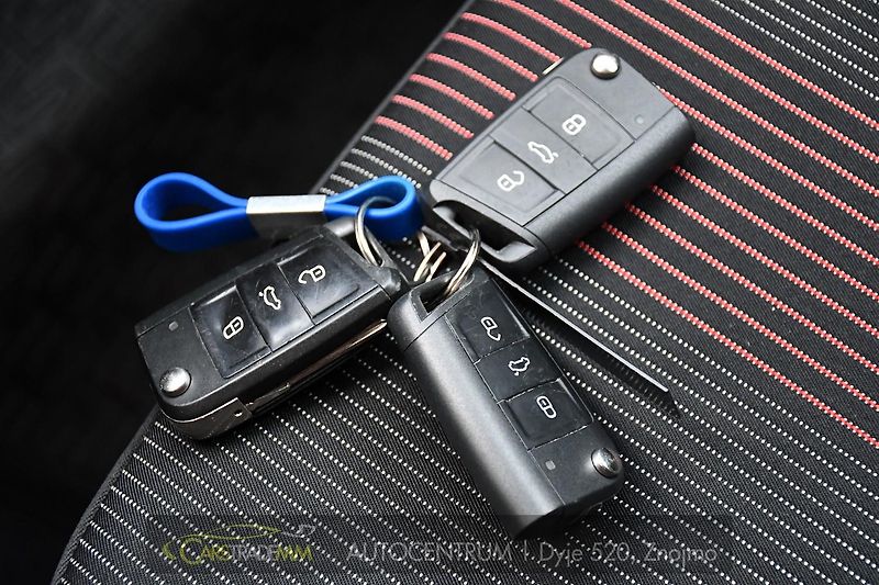 Škoda Octavia 1,6 TDI DSG STYLE & DYNAMIC - fotka 36 z 53