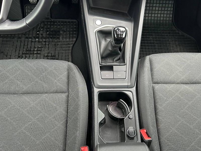 Volkswagen Golf Life 6G 1,0TSi - fotka 9 z 24