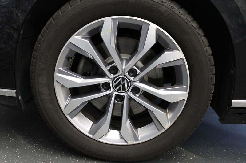 Volkswagen Passat 2,0 TDI DSG ELEGANCE 1.MAJ. CZ - fotka 30 z 37