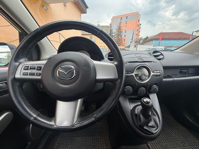 Mazda 2 (2008) 1.3 - fotka 9 z 12