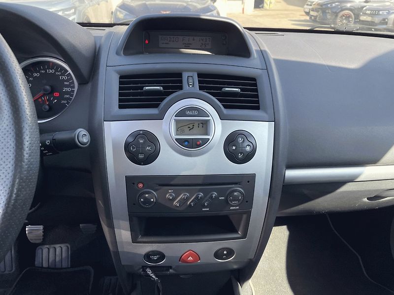 Renault Mégane (2009) 1.4i, 72kW,ČR,Klima - fotka 18 z 31