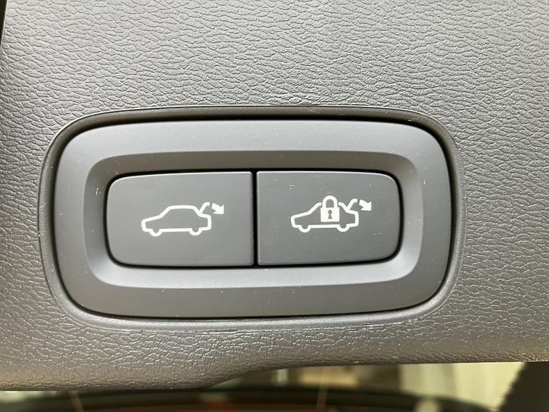Volvo XC60 T6 eAWD Black Edition Plus AT8 - fotka 11 z 41