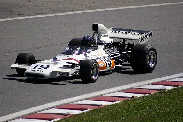 Peter Revson v plné jízdě s McLarenem M19C., zdroj: Wikimedia Commons, TMWolf, CC BY-SA 2.0