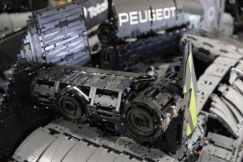 Instalace modelu stavebnice Peugeot Le Mans za účasti designera společnosti Lego.
