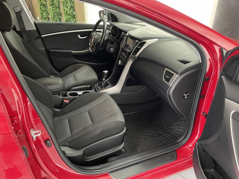 Hyundai i30 1.6 i 16V ČR SERVISKA DIGIAC  - fotka 13 z 26