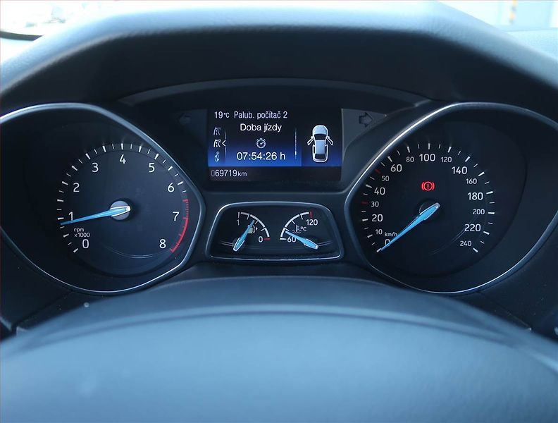 Ford Focus (2018) 1.0 EcoBoost, Tempomat - fotka 11 z 17