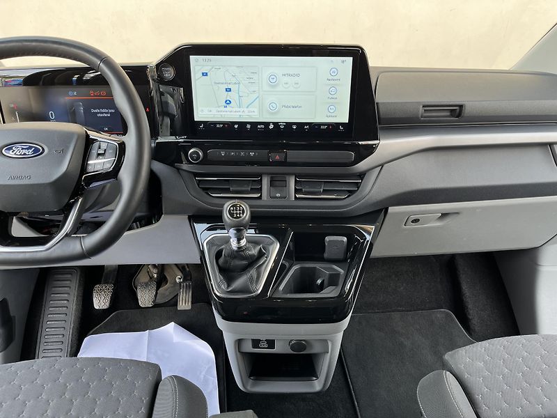 Ford Tourneo Custom (2024) L2*TITANIUM*2xŠOUPKY*8m*KAMERA - fotka 23 z 37