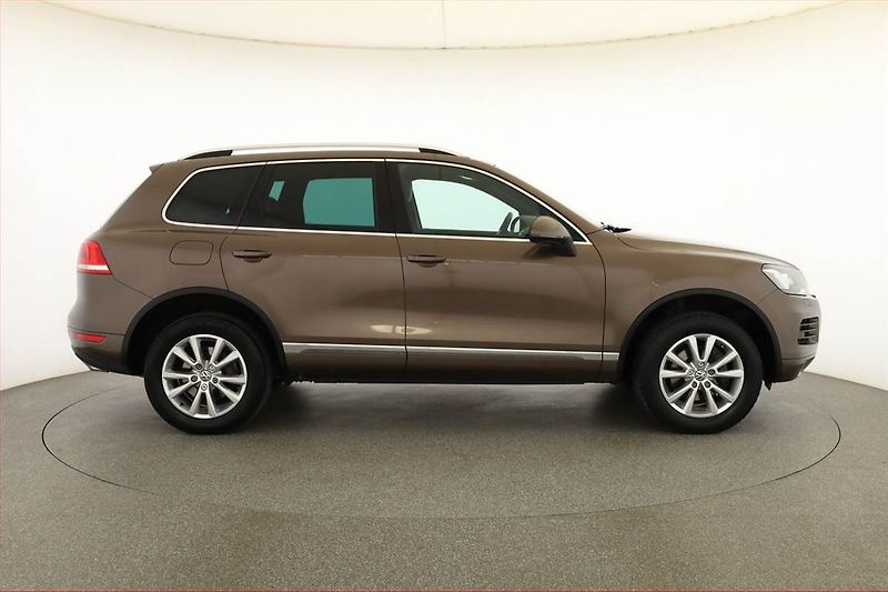Volkswagen Touareg (2011) 3.0 TDI, 4X4, Automat - fotka 6 z 21
