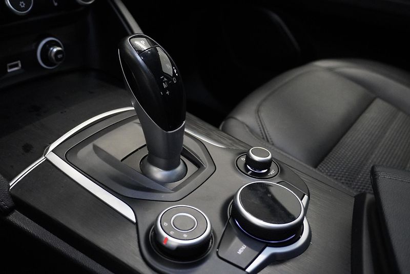 Alfa Romeo Stelvio 2.2D 132kW, 121 000KM - fotka 15 z 29