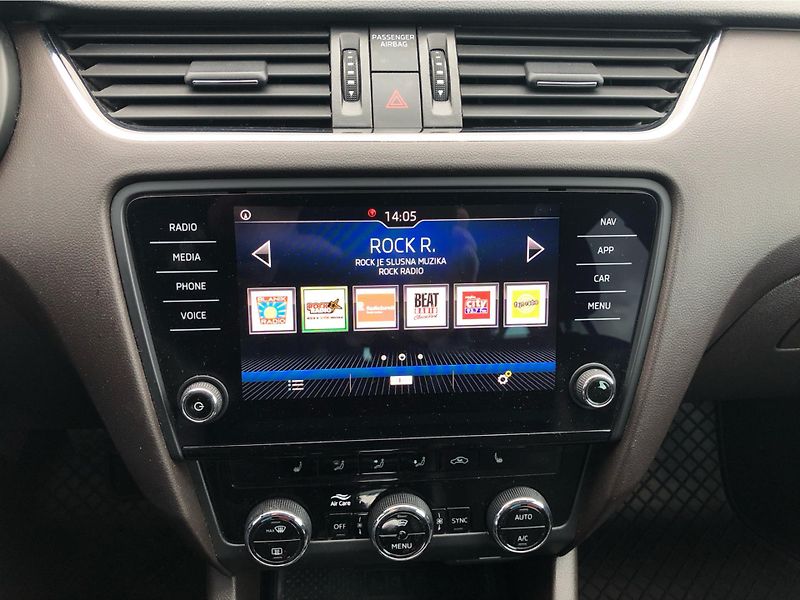 Škoda Octavia Combi 2,0 TDI DSG L&K 135 kW - fotka 21 z 30