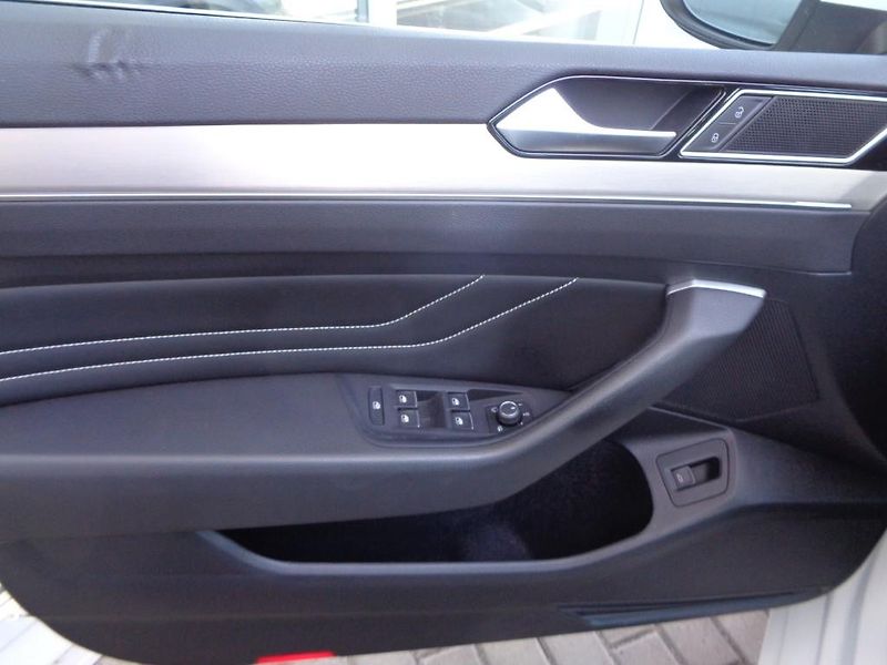Volkswagen Passat 2.0 TDI DSG Elegance 110 kW - fotka 11 z 30