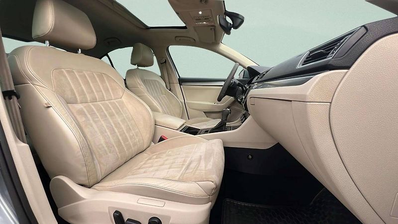 Škoda Superb Liftback 2.0 TDI DSG 140kW 6AT - fotka 25 z 36