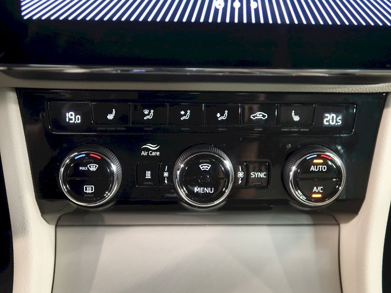 Škoda Superb (2022) LAURIN&KLEMENT 2.0TSI 140KW DS - fotka 37 z 49
