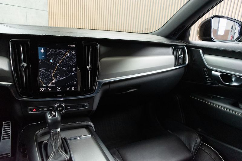 Volvo V90 D5 AWD R-DESIGN*HARMAN/KARDON* - fotka 9 z 42