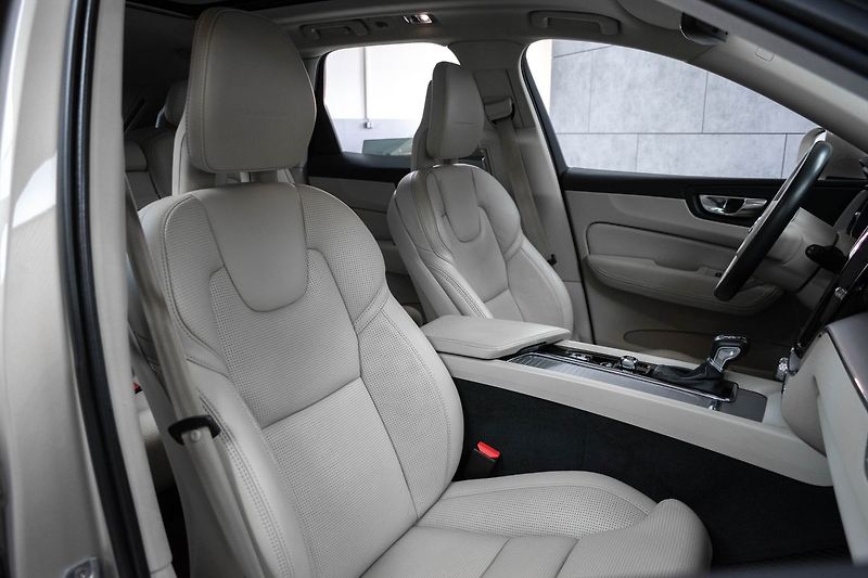 Volvo XC60 D5 AWD INSCRIPTION DPH*ČR 1.M* - fotka 11 z 44
