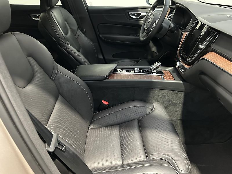 Volvo XC60 2.0  B4 4x4 ULTIMATE - fotka 20 z 48
