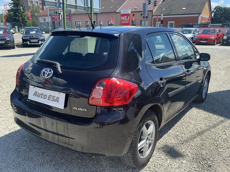Toyota Auris (2010) 1.3 VVT- i, ČR, AC, park - fotka 4 z 14