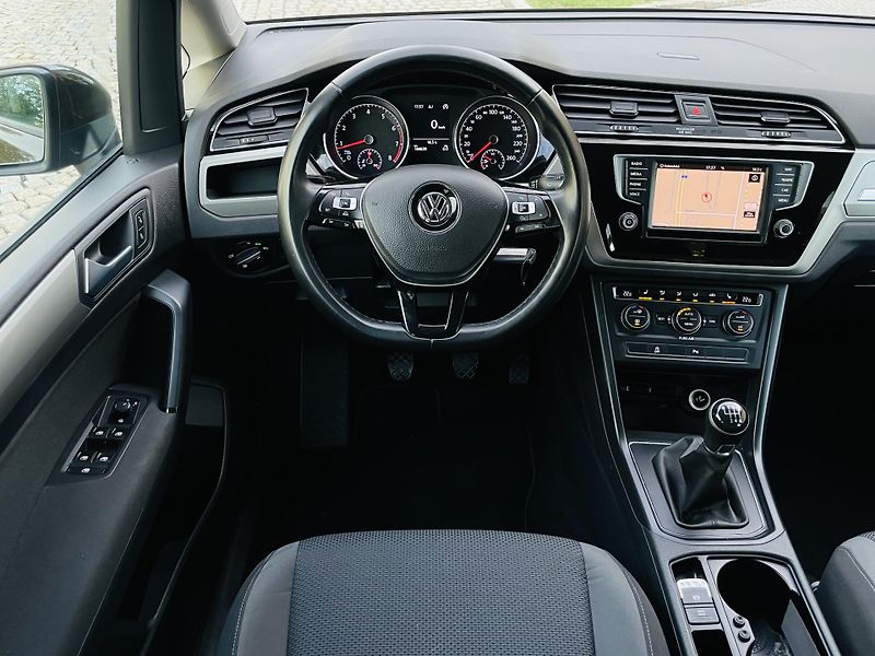 Volkswagen Touran 1.2TSI MANUÁL 7MÍST SERVISKA - fotka 25 z 42