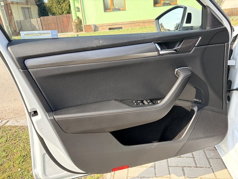 Škoda Superb 2.0TDI DSG MATRIX CANTON - fotka 16 z 59