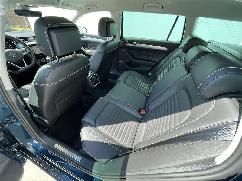 Volkswagen Passat Variant 2,0 TDI DSG Elegance ACC+LED - fotka 15 z 21