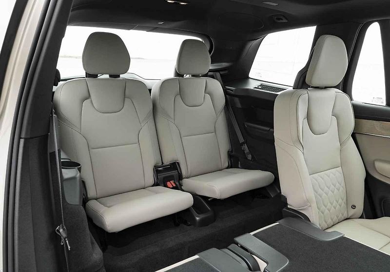 Jitka Čvančarová vozí svou dcerku v Porsche Cayenne.