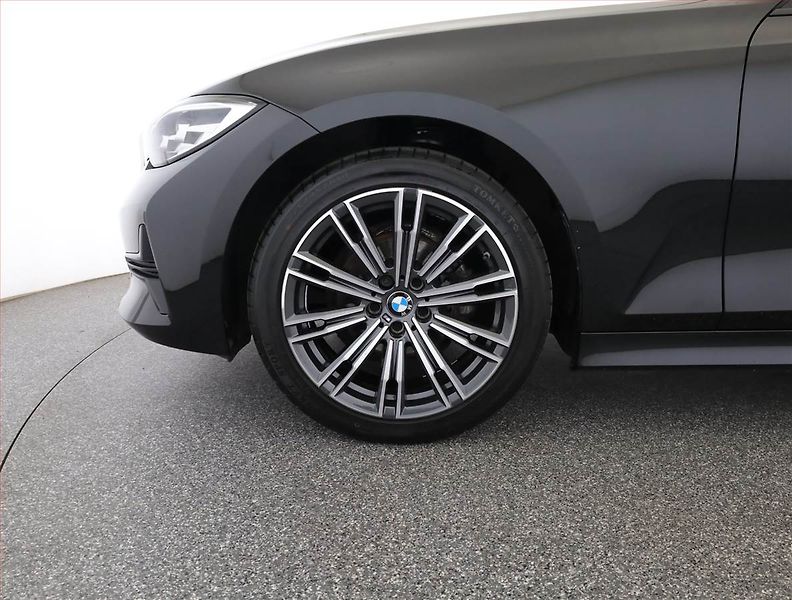 BMW Řada 3 (2021) 318 d - fotka 17 z 17