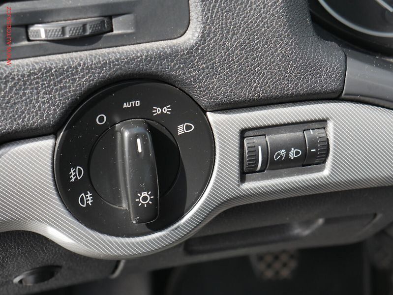 Škoda Octavia (2012) 1.6 TDi, ČR, Elegance - fotka 21 z 23