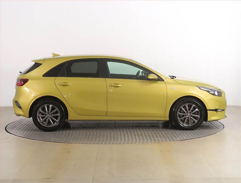 Kia Ceed (2022) Silver 1.5 T-GDI, Serv.kniha - fotka 6 z 17