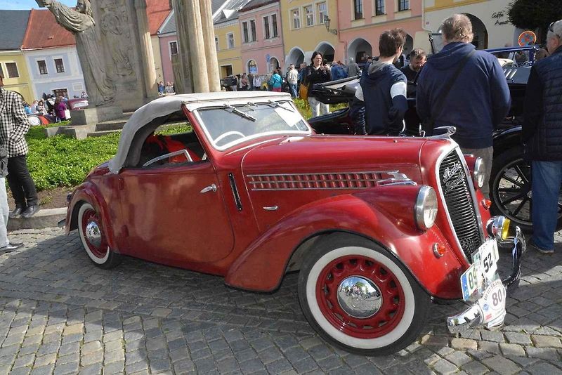 Stovka nablýskaných motocyklů a automobilů předválečné a meziválečné éry vyrazila v neděli z Horního náměstí v Přerově na spanilou jízdu regionem. Nejstarší účastnicí byla osmaosmdesátiletá Libuše Šulcová, která na trasu vyrazila na motocyklu BSA 770 se s