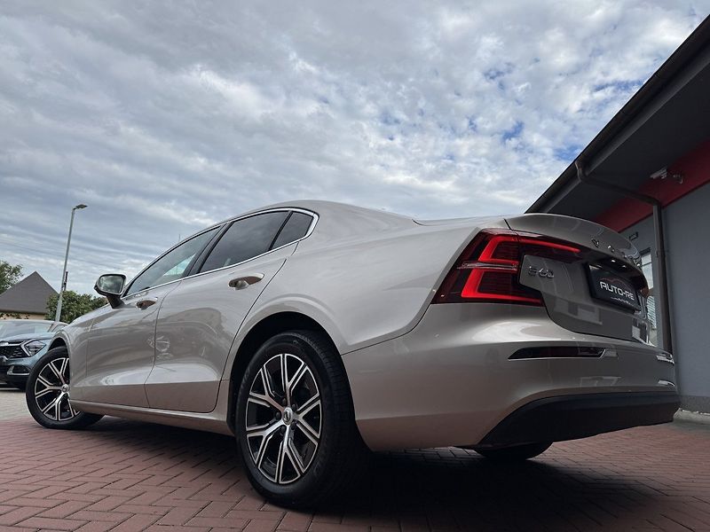 Volvo S60 (2024) 2.0i B4 Core Ad.LED Kamera - fotka 45 z 46