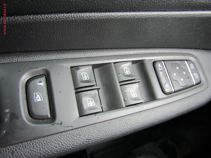 Renault Captur (2019) 1.3TCE, ČR, AT, navi, LED - fotka 16 z 19