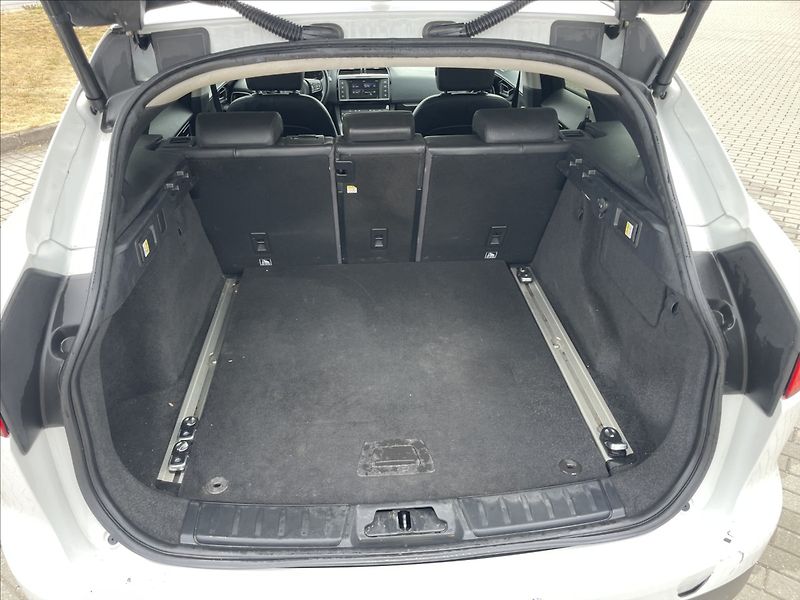 Jaguar F-Pace 3,0 d 221kw AWD Aut. DPH - fotka 9 z 33