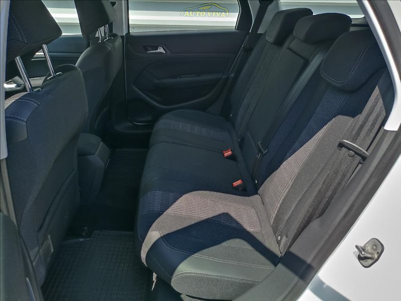 Peugeot 308 1,5 BlueHDi 96kw Allure,S&S,ČR - fotka 12 z 39