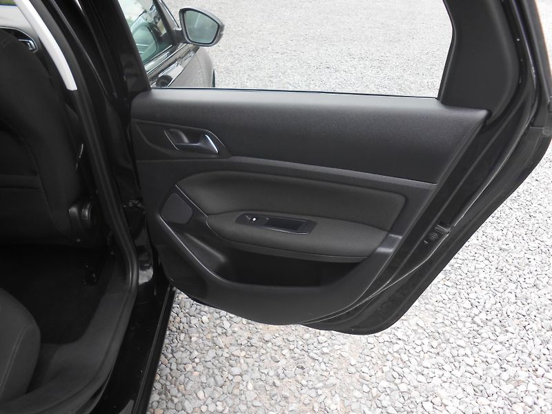 Peugeot 308 1.6HDi, KAMERA,NAVI,FULL LED! - fotka 19 z 40