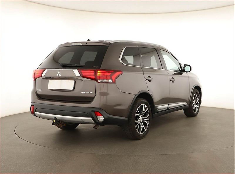 Mitsubishi Outlander (2016) 2.2 DI-D, 4X4, Automat - fotka 5 z 18