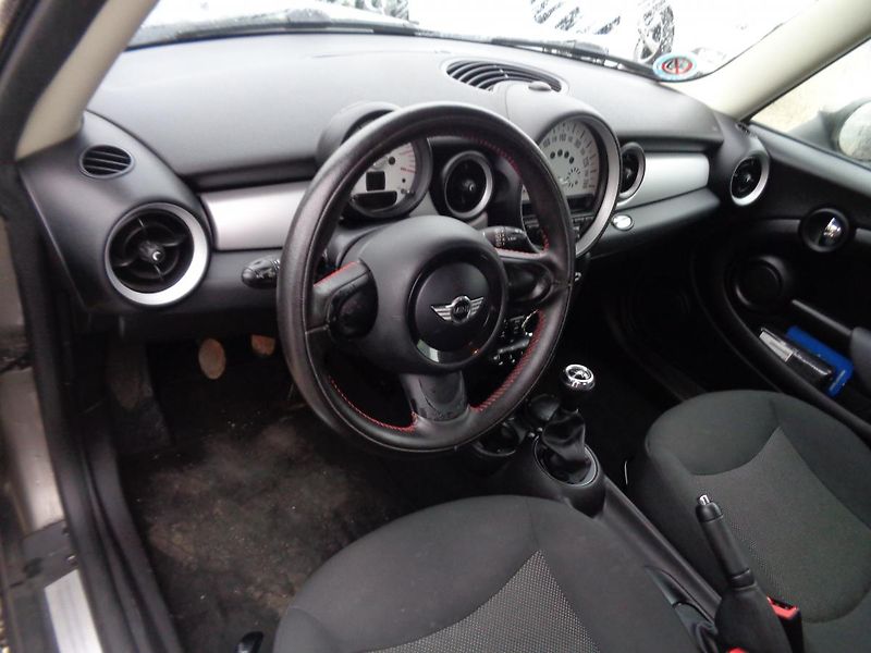 Mini Cooper 1,6 - fotka 9 z 14