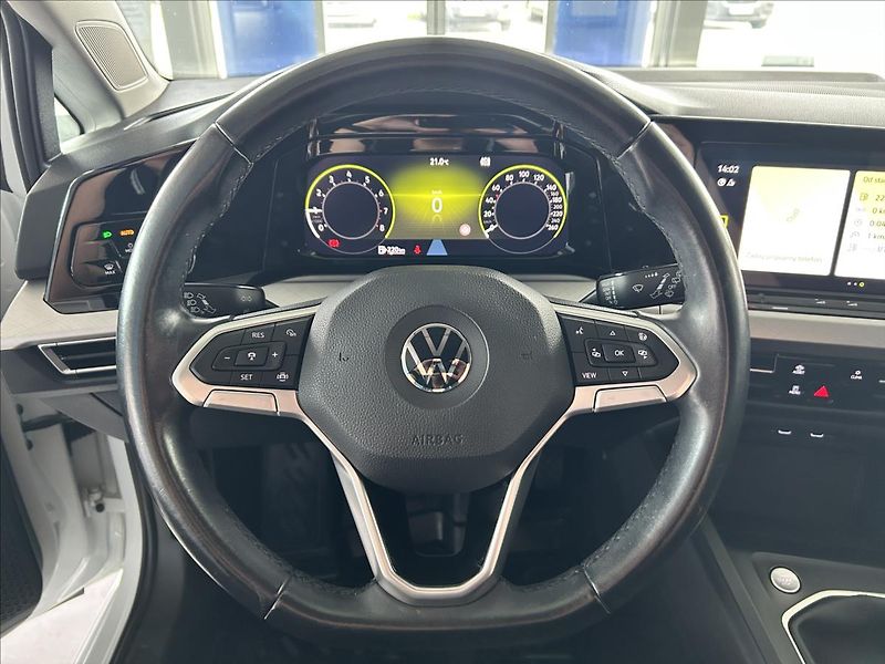 Volkswagen Golf 1,5   TSI,96kW,SERVISKA,LIFE - fotka 10 z 28