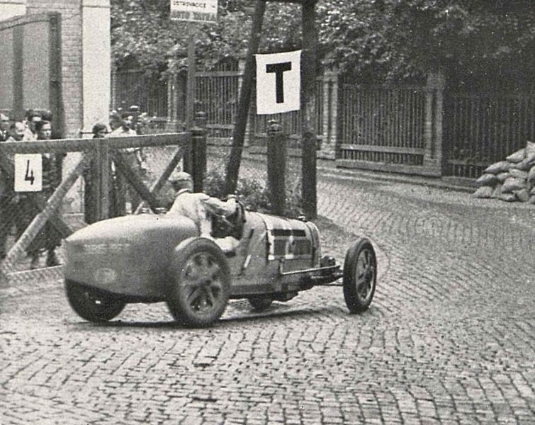 Louis Chiron jako vítěz Velké ceny Francie 1934. Od narození legendárního závodníka, který se stal velice populárním i v Československu, letos uplynulo 125 let.