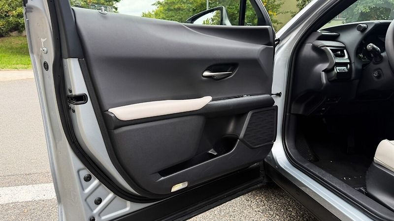 Lexus UX 300h 300H 2,0 HEV F SPORT DESIGN - fotka 10 z 24