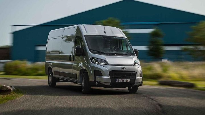 Také novou Toyotu Proace jsem mohl prověřit při jízdách v okolí Haagu