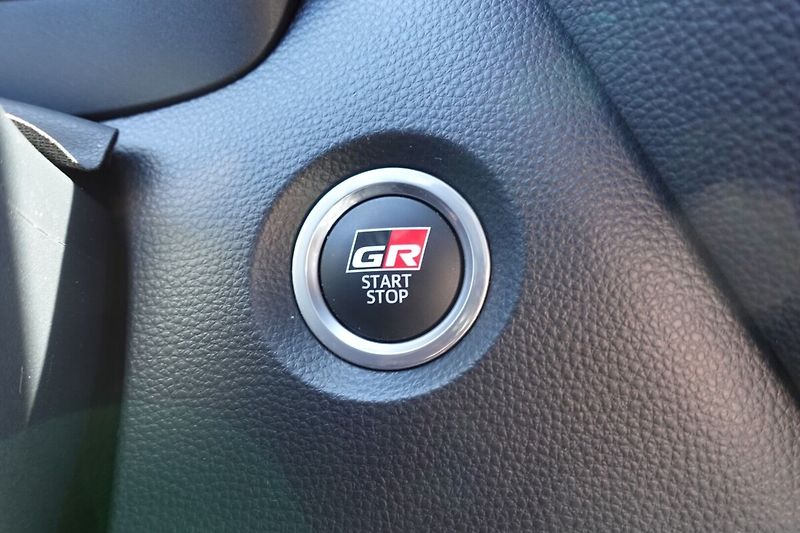 Toyota Corolla 2,0HSD GR-Sport Dynamic - fotka 28 z 32