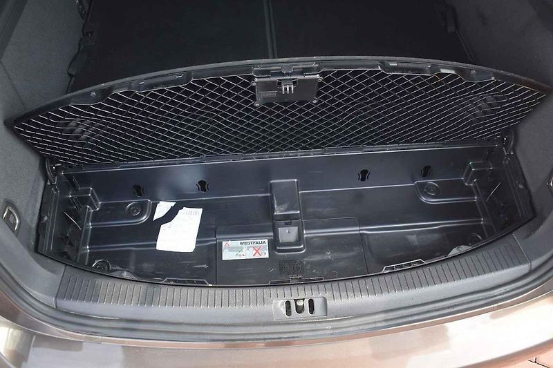 Volkswagen Touran působí usedle, ale je to dobrý rodinný společník