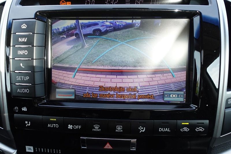 Toyota Land Cruiser 4.5D-4D V8 200kW 6A/T Lux+ - fotka 27 z 35