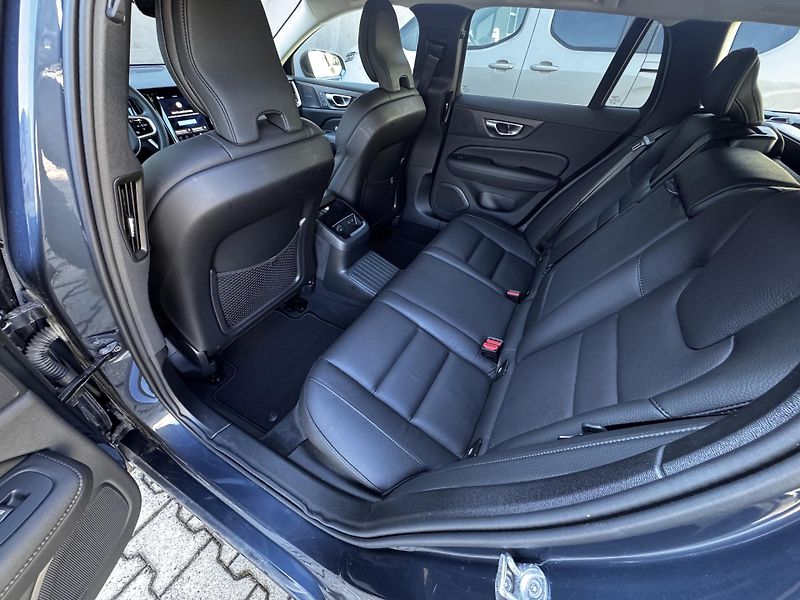 Volvo V60 T8 AWD 360 VYH. ČELNÍ + kola - fotka 16 z 42