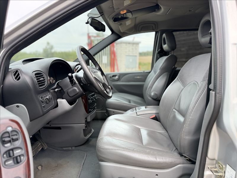 Chrysler Grand Voyager 3,3 V6 128kW A/T 7MÍST - fotka 9 z 26